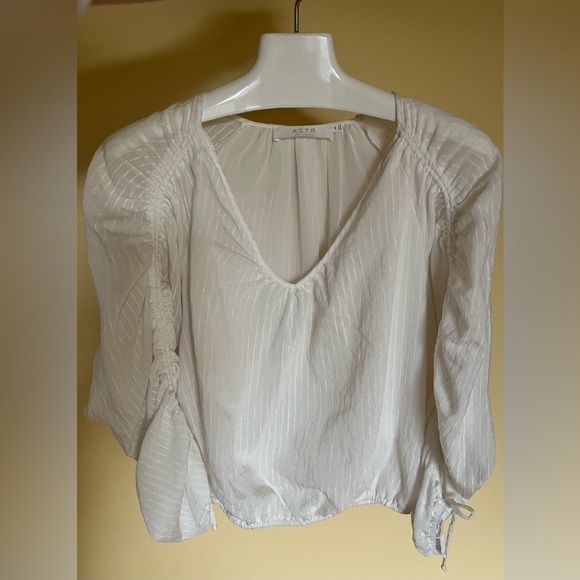 Preowned ASTR Label White V Neck Blouse Top with Ruched Sleeves - size M - Picture 5 of 14